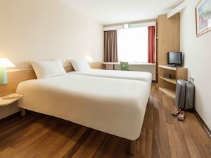 Desk, soundproofing, free WiFi, bed sheets