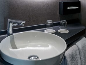 Escritorio, sistema de insonorización, wifi gratis y ropa de cama