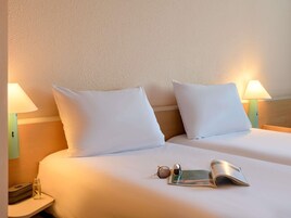 Escritorio, sistema de insonorización, wifi gratis y ropa de cama