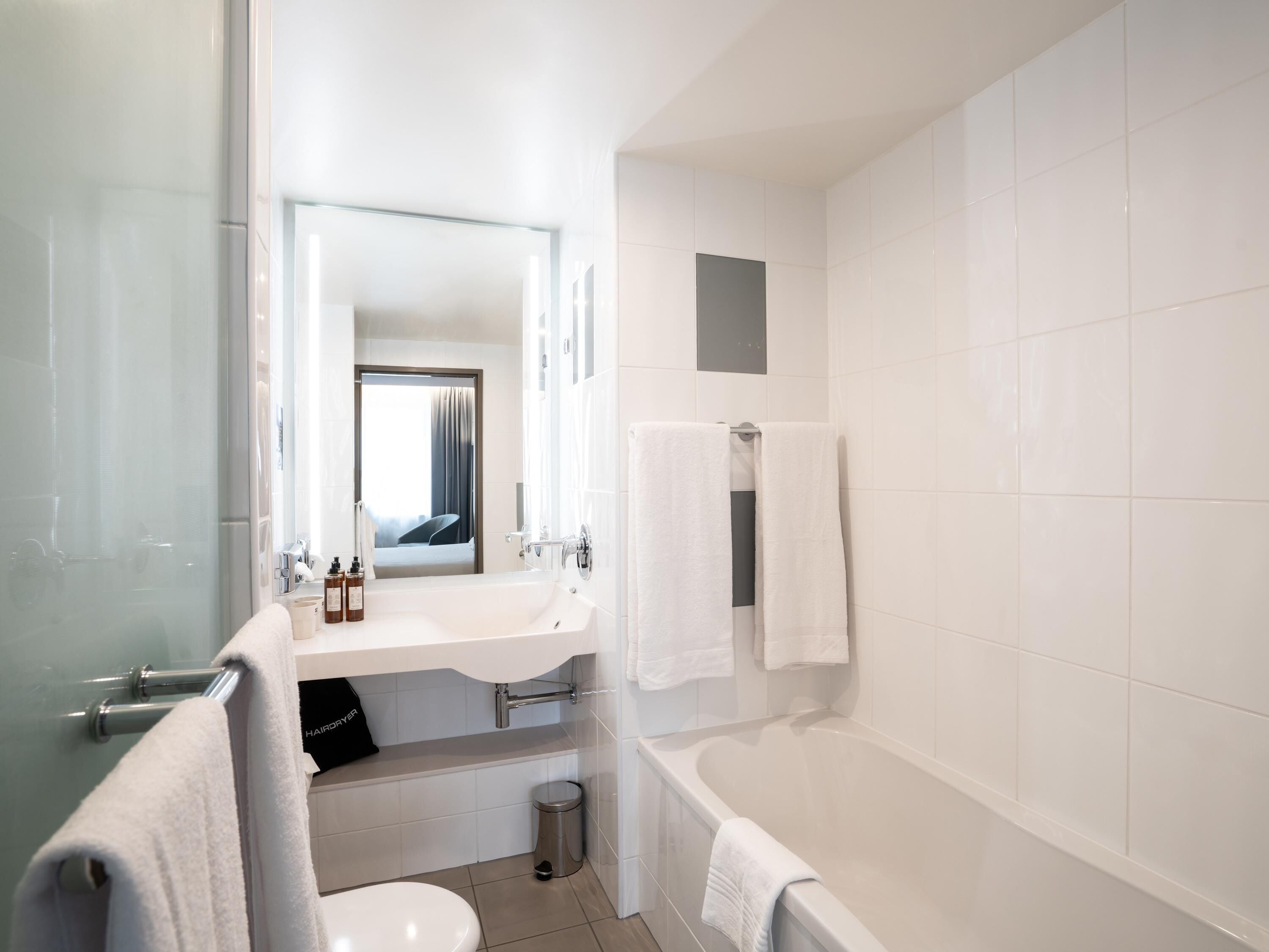 Hochwertige Bettwaren, Minibar, Zimmersafe, Schreibtisch