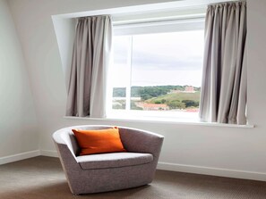 Standard Room, 2 Twin Beds | Premium bedding, minibar, in-room safe, desk