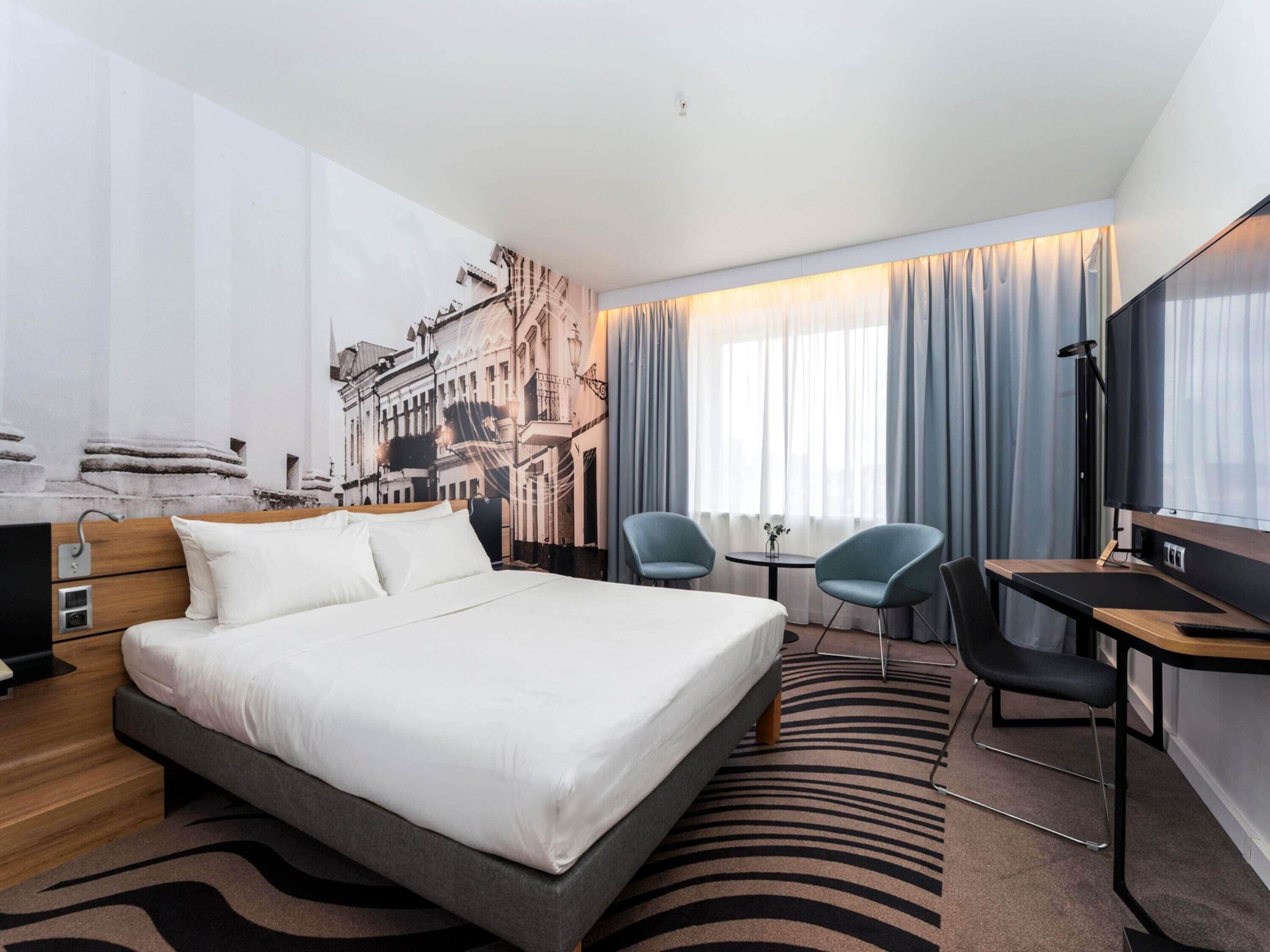 Superior Room, 1 Queen Bed | Premium bedding, minibar, in-room safe, desk