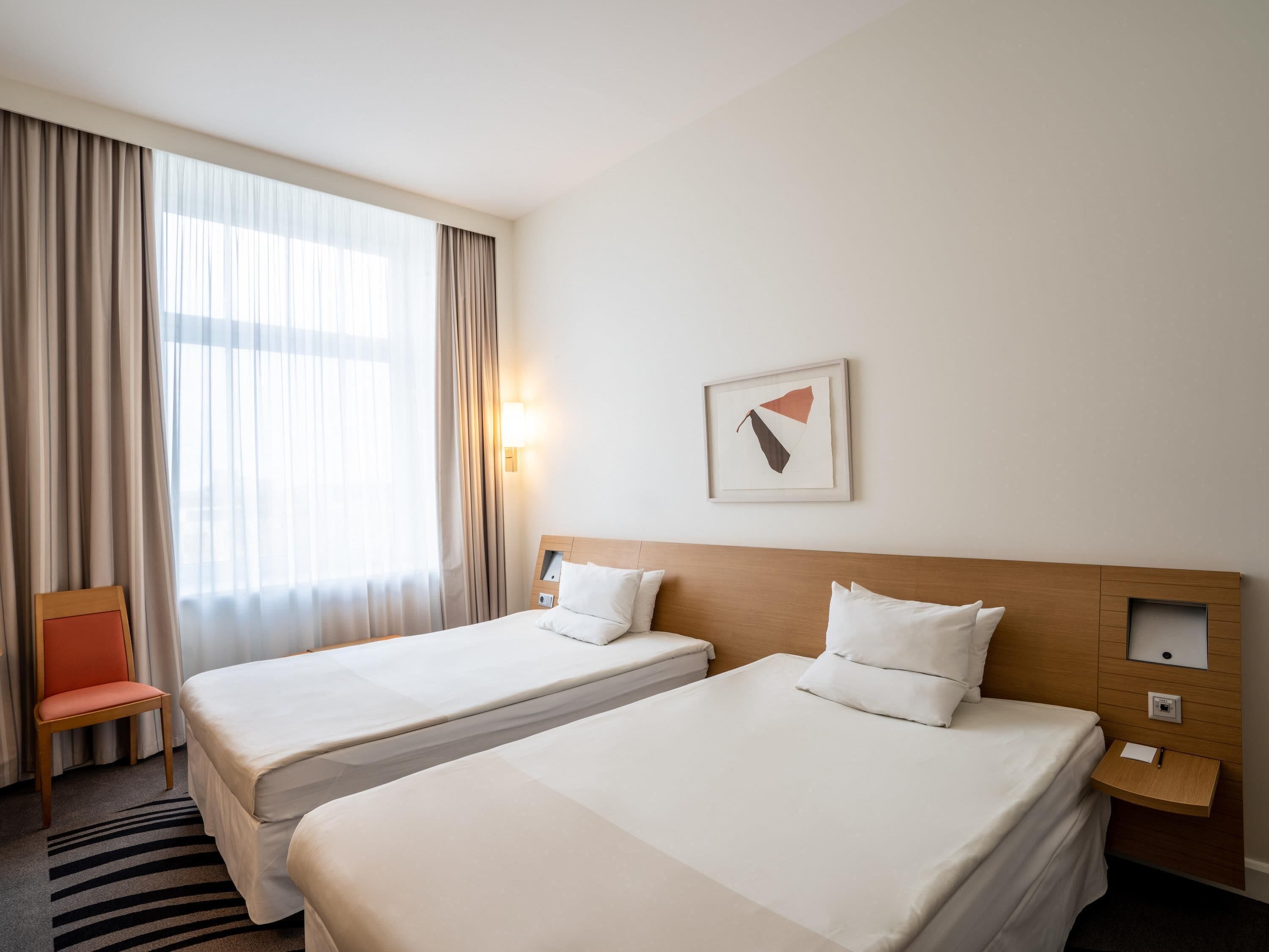 Standardzimmer, 2 Einzelbetten | Hochwertige Bettwaren, Minibar, Zimmersafe, Schreibtisch