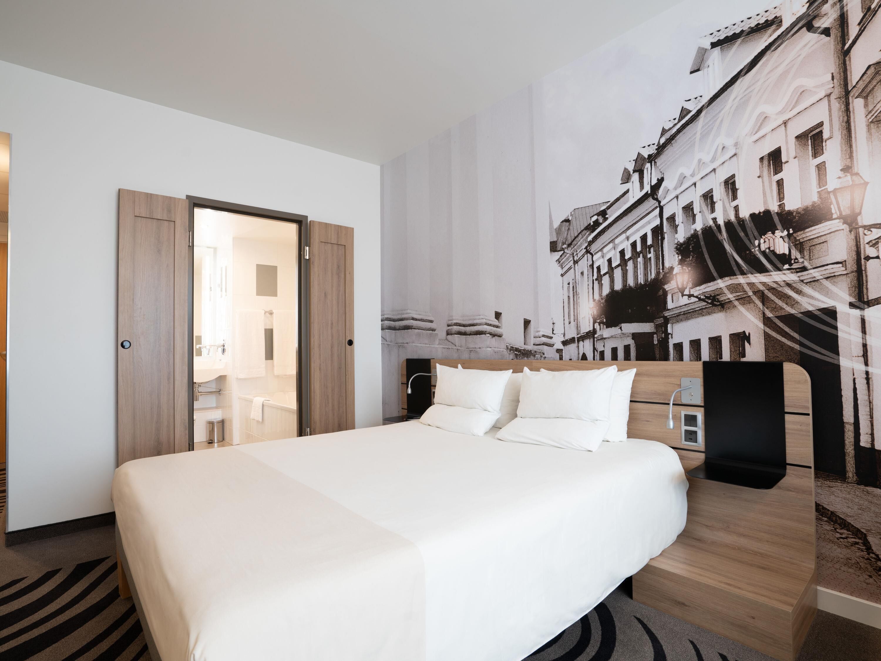 Superior Room, 1 Queen Bed | Premium bedding, minibar, in-room safe, desk