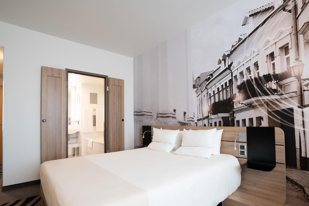 Superior Room, 1 Queen Bed | Premium bedding, minibar, in-room safe, desk