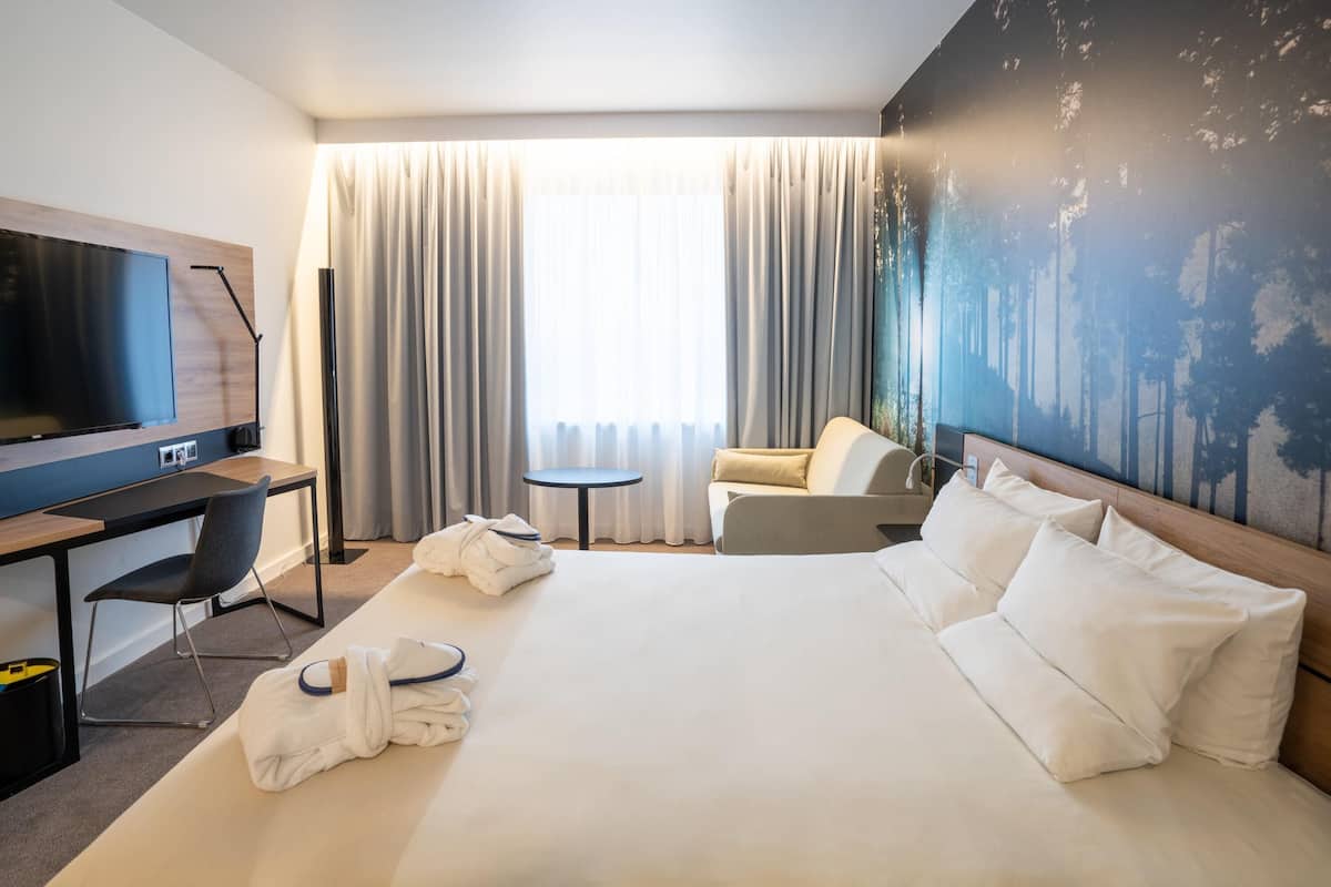 Premium bedding, minibar, in-room safe, desk