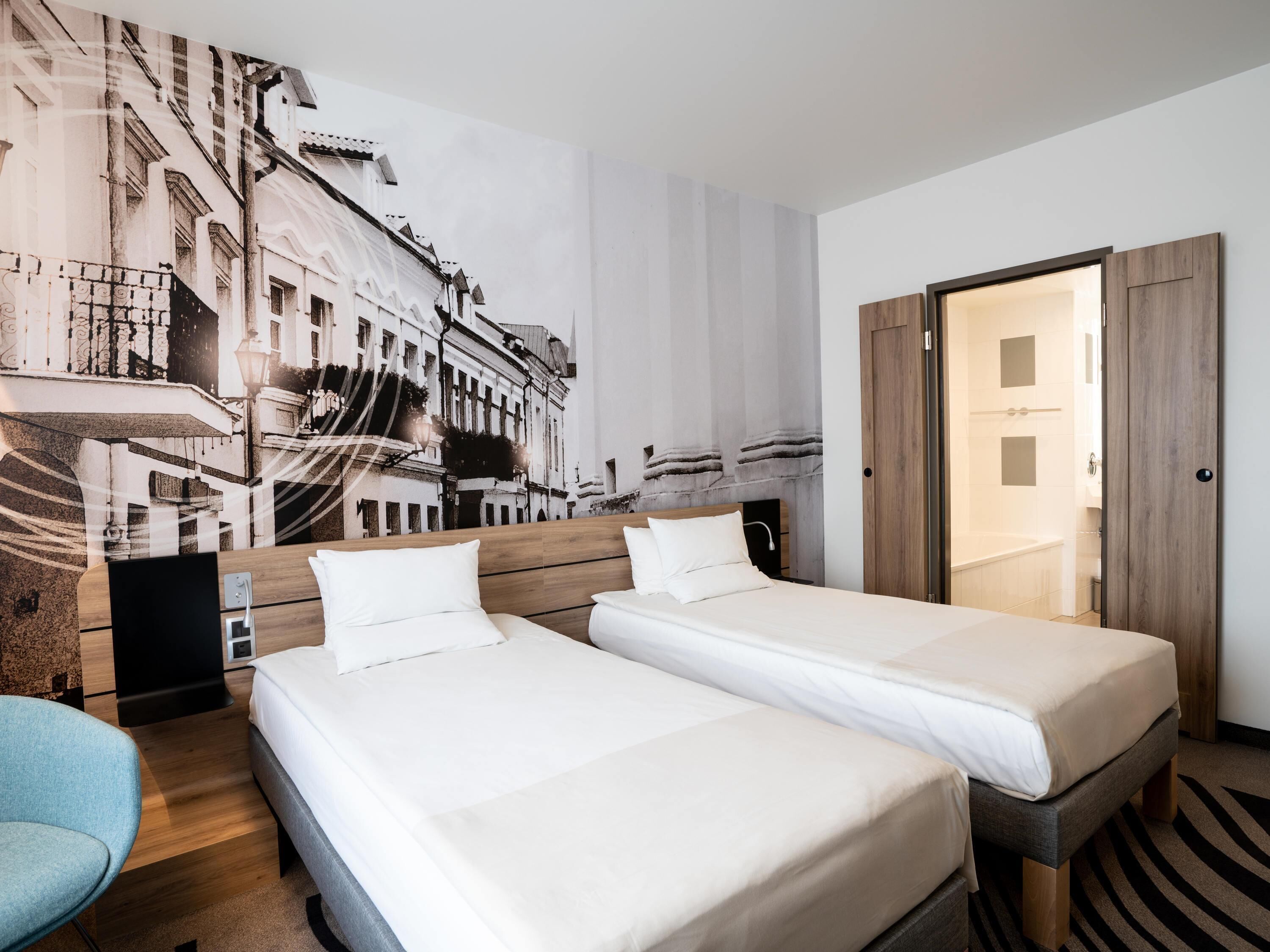 Superior-huone, 2 yhden hengen sänkyä | Ylelliset vuodevaatteet, minibaari, tallelokero huoneessa, työpöytä