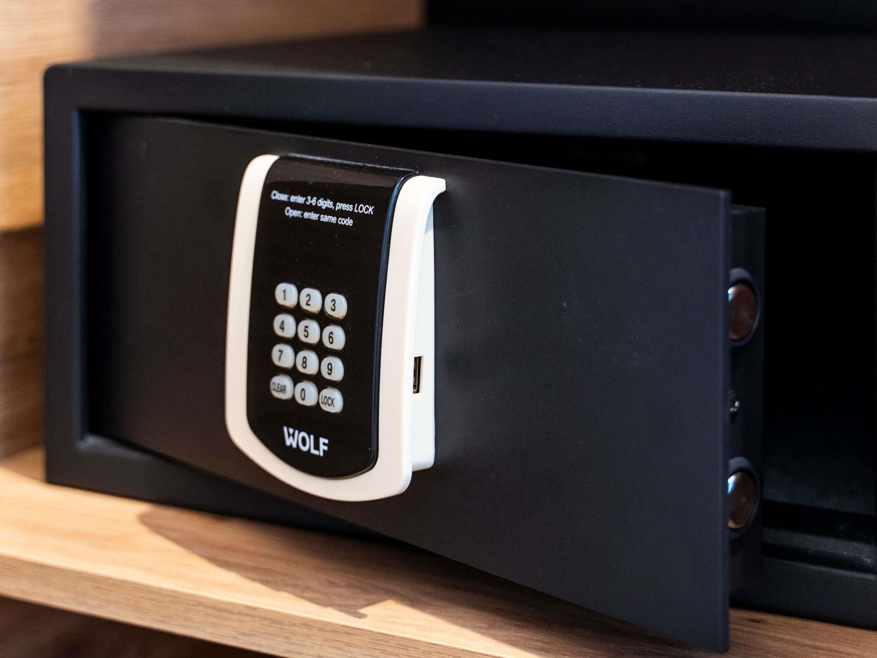 Een veilig elektronisch slot met een keypad, een vergrendelknop en een duidelijk instructiepaneel.