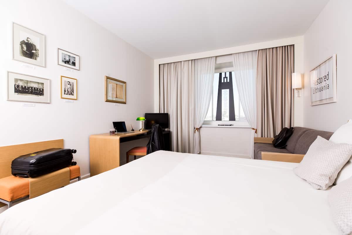 executive room, 1 queen bed with sofa bed | premium bedding, minibar, in-room safe, desk