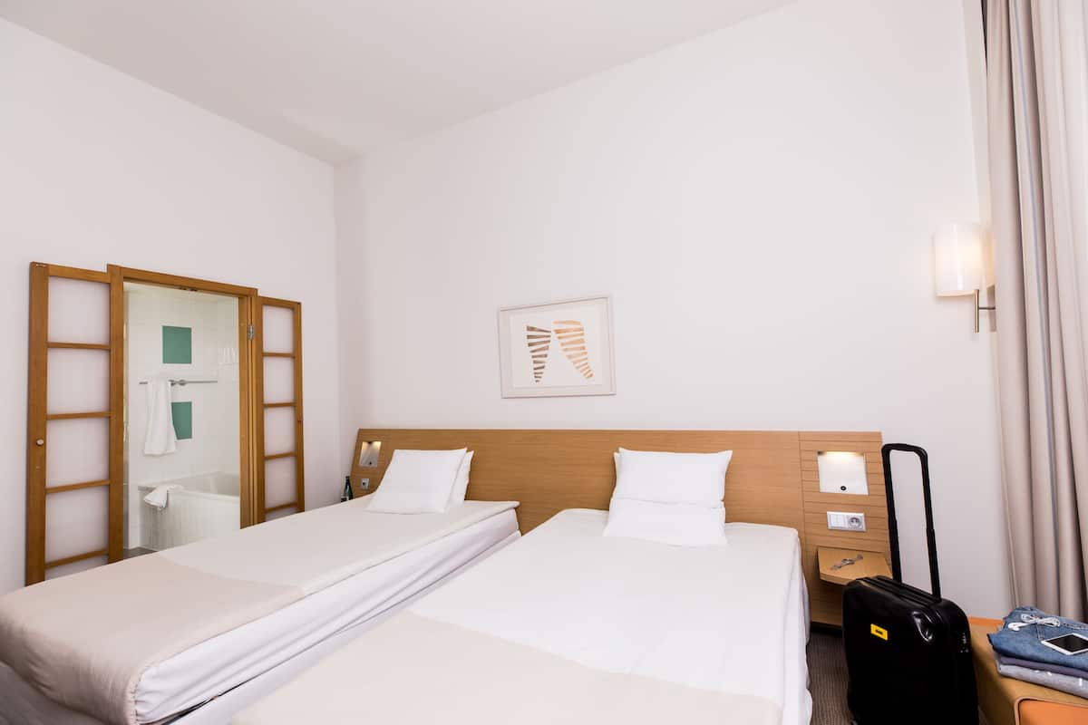 Hochwertige Bettwaren, Minibar, Zimmersafe, Schreibtisch