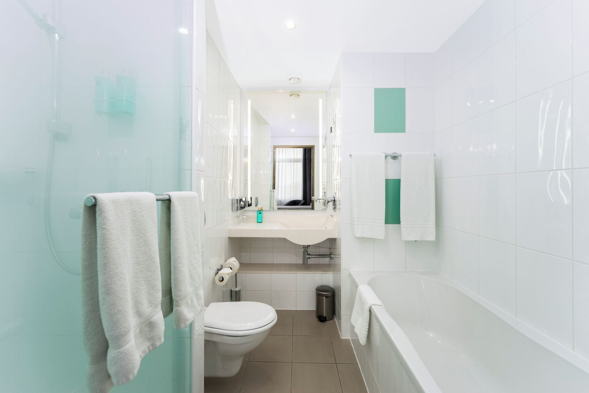 Un baño moderno con ducha, inodoro, lavabo y bañera.