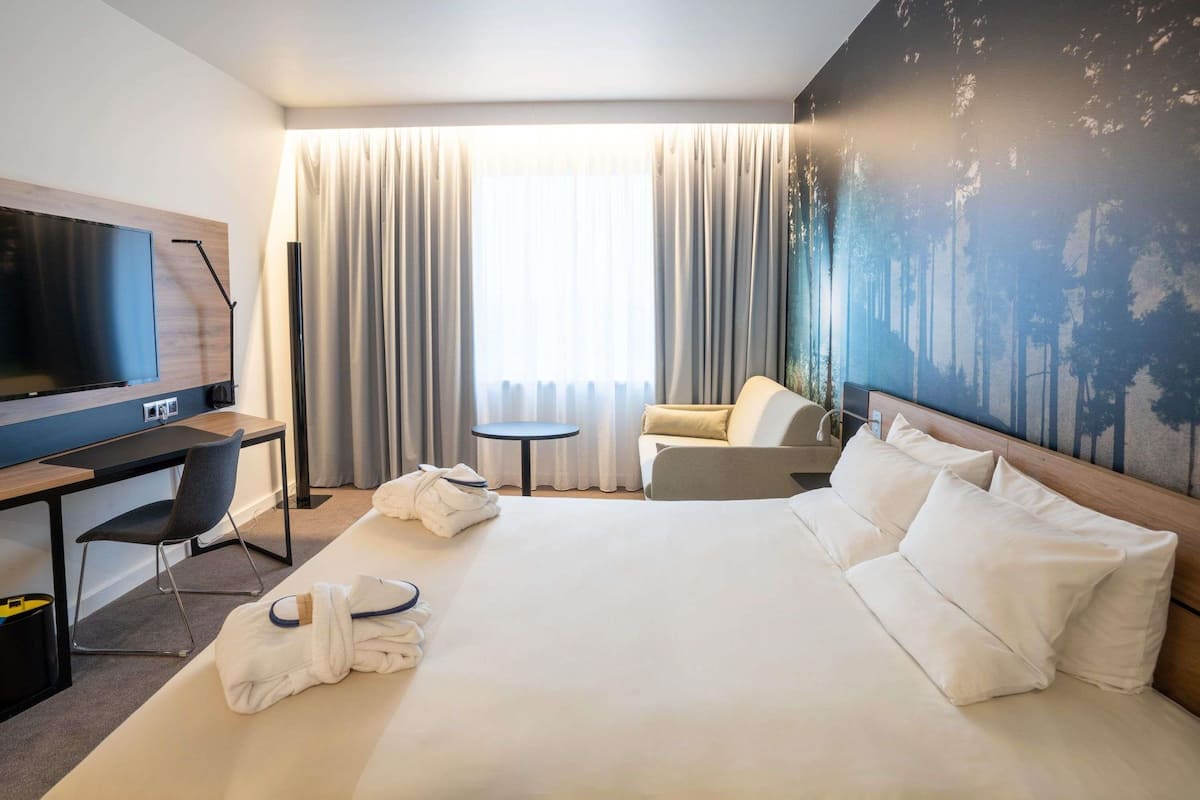 Executive Room, 1 Queen Bed with Sofa bed | Premium bedding, minibar, in-room safe, desk