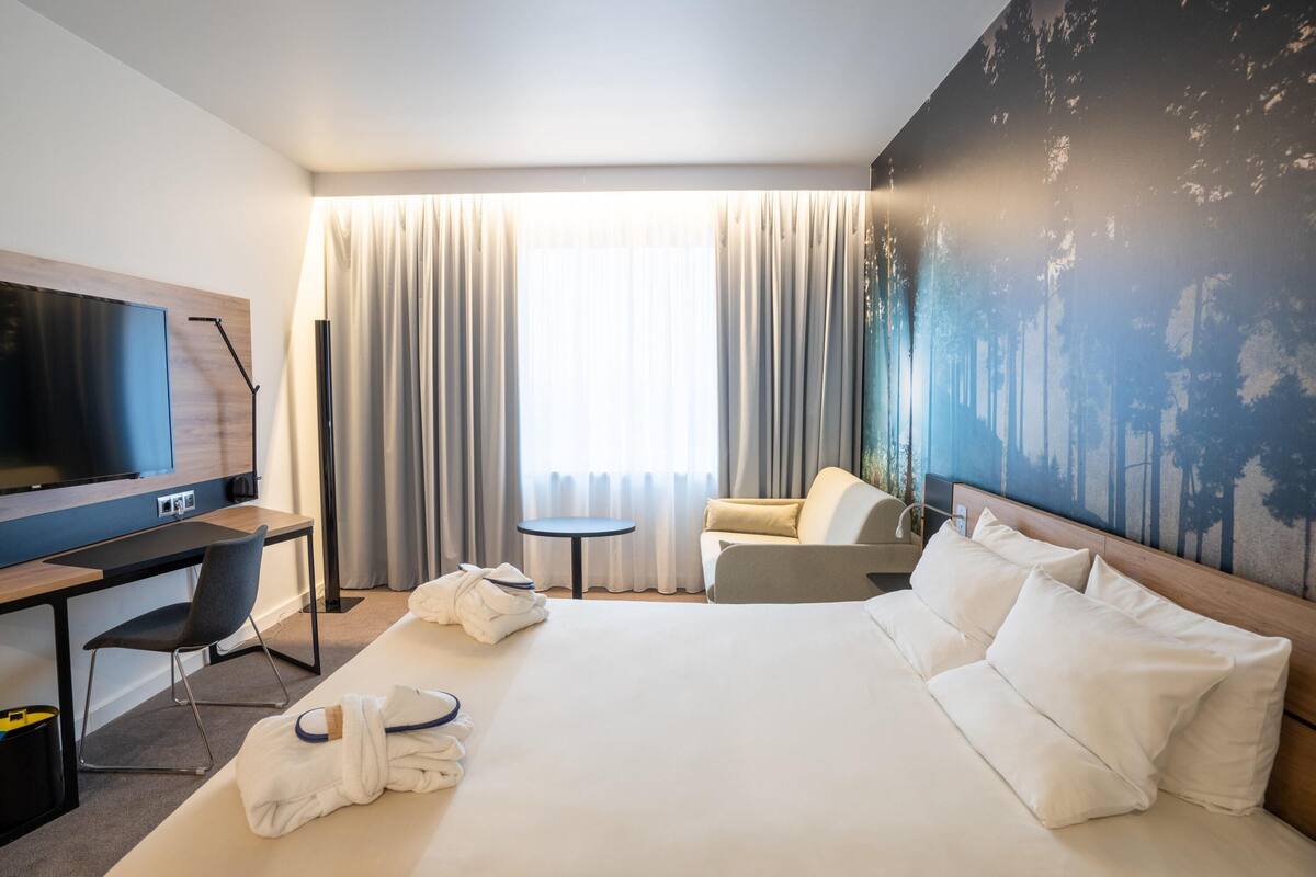 executive room, 1 queen bed with sofa bed | premium bedding, minibar, in-room safe, desk