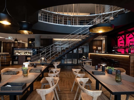 Bar (en la propiedad). Novotel Vilnius Centre