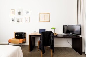 Executive Room, 1 Queen Bed with Sofa bed | Premium bedding, minibar, in-room safe, desk