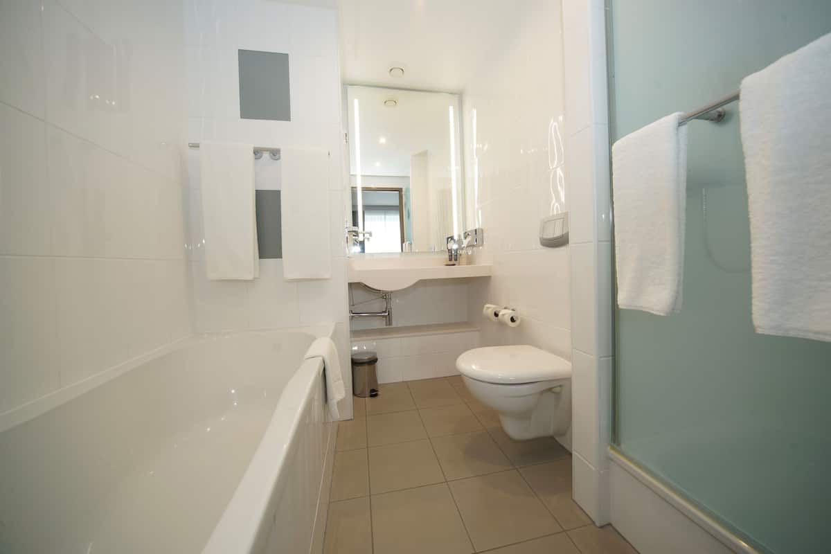 Badewanne und Dusche (separat), umweltfreundliche Kosmetikartikel