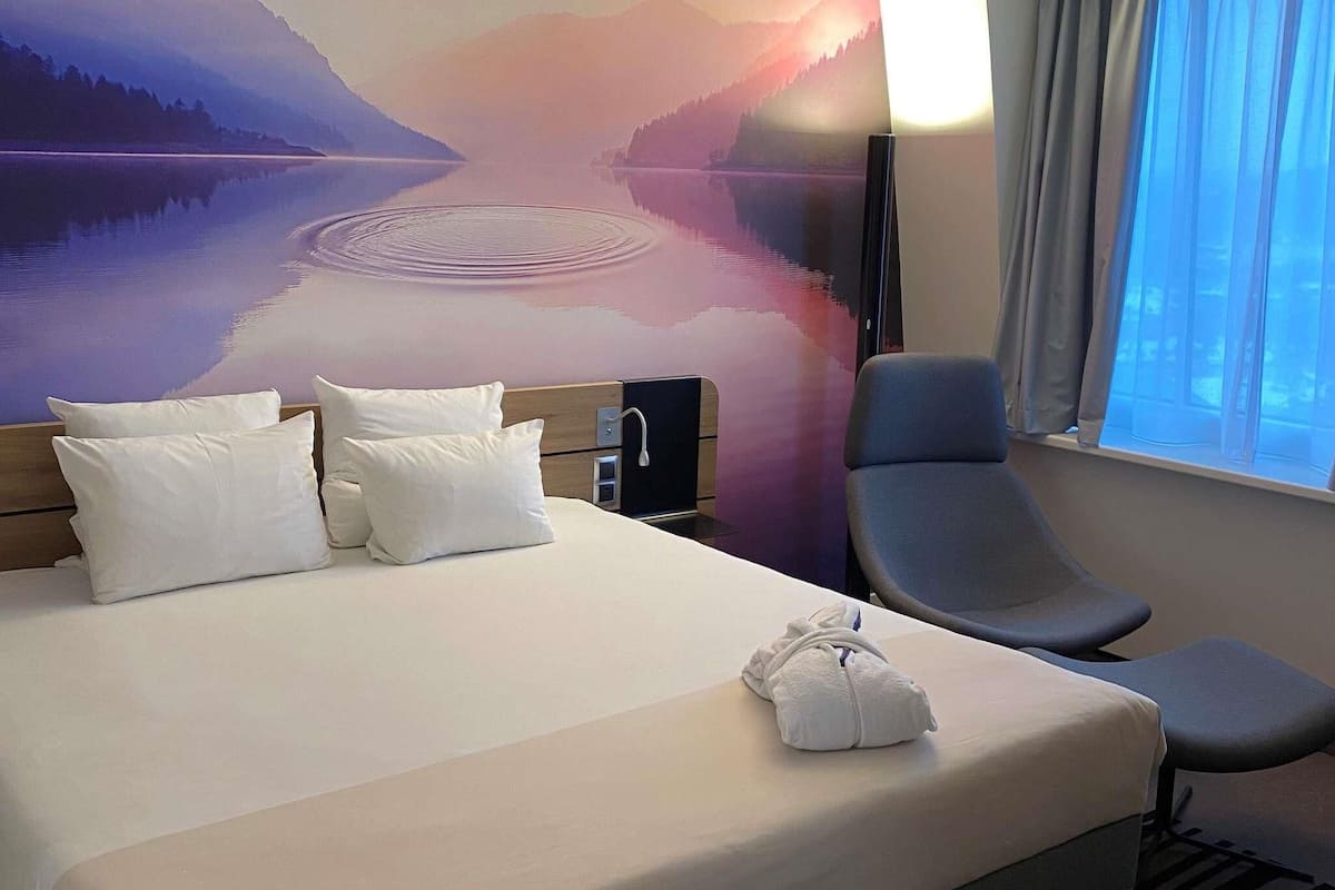 Suite, 1 Bedroom | Premium bedding, minibar, in-room safe, desk