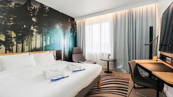Executive Room, 1 King Bed | Premium bedding, minibar, in-room safe, desk