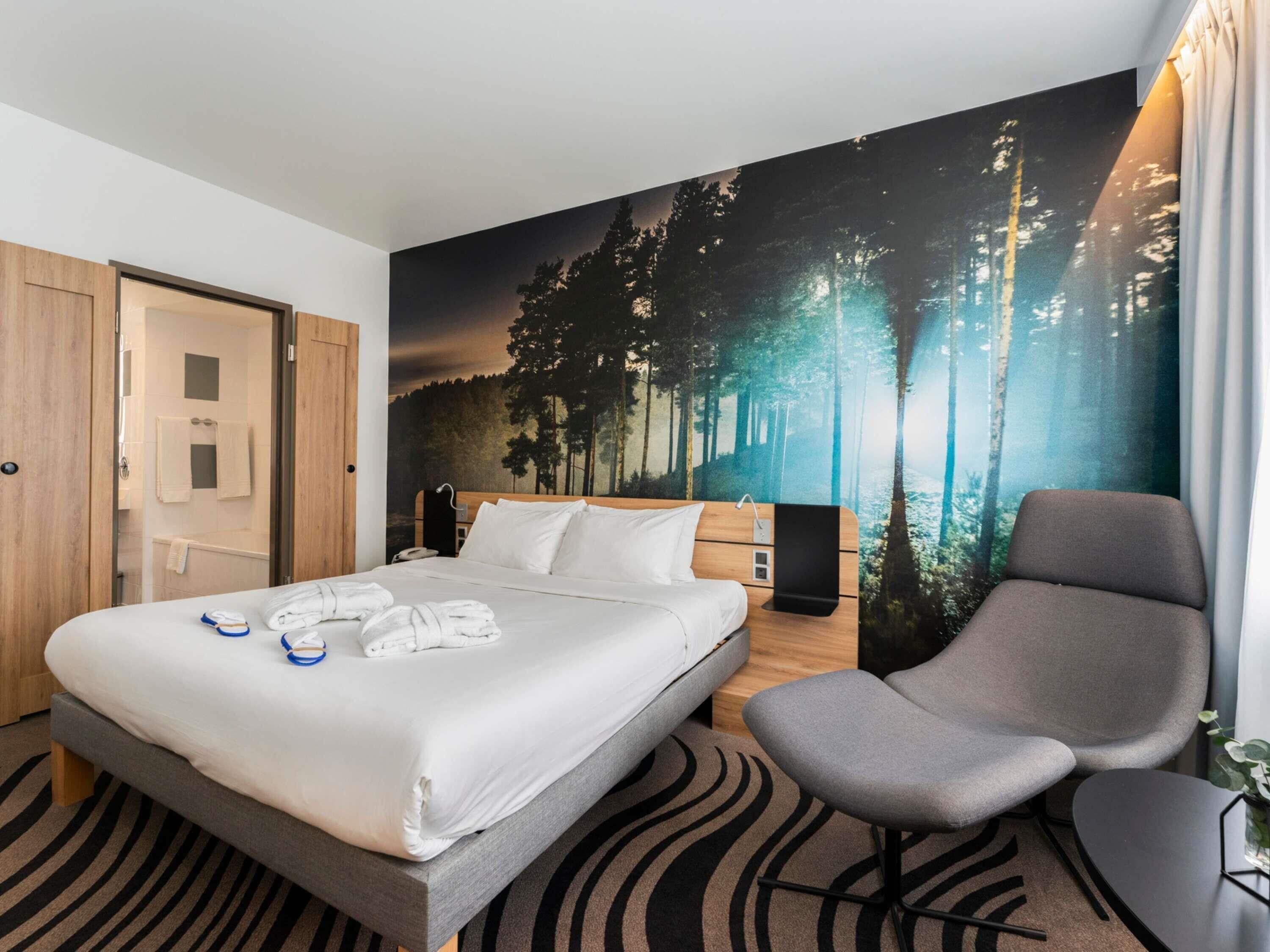 Executive Room, 1 King Bed | Premium bedding, minibar, in-room safe, desk