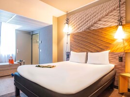 Escritorio, cunas gratuitas, wifi gratis y ropa de cama