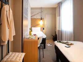 Escritorio, cunas gratuitas, wifi gratis y ropa de cama 