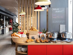 Daily buffet breakfast for a fee - ibis Geneve Centre Lac (Geneva)