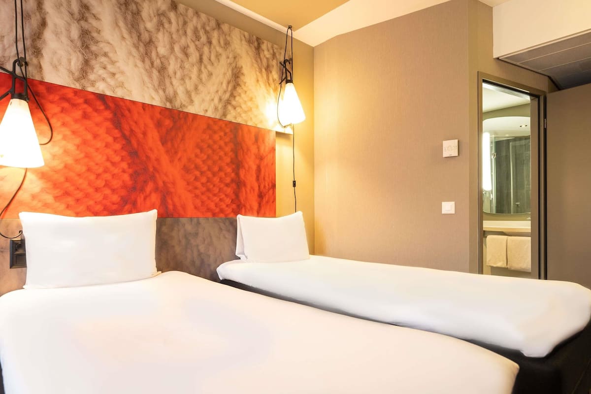 Escritorio, cunas gratuitas, wifi gratis y ropa de cama