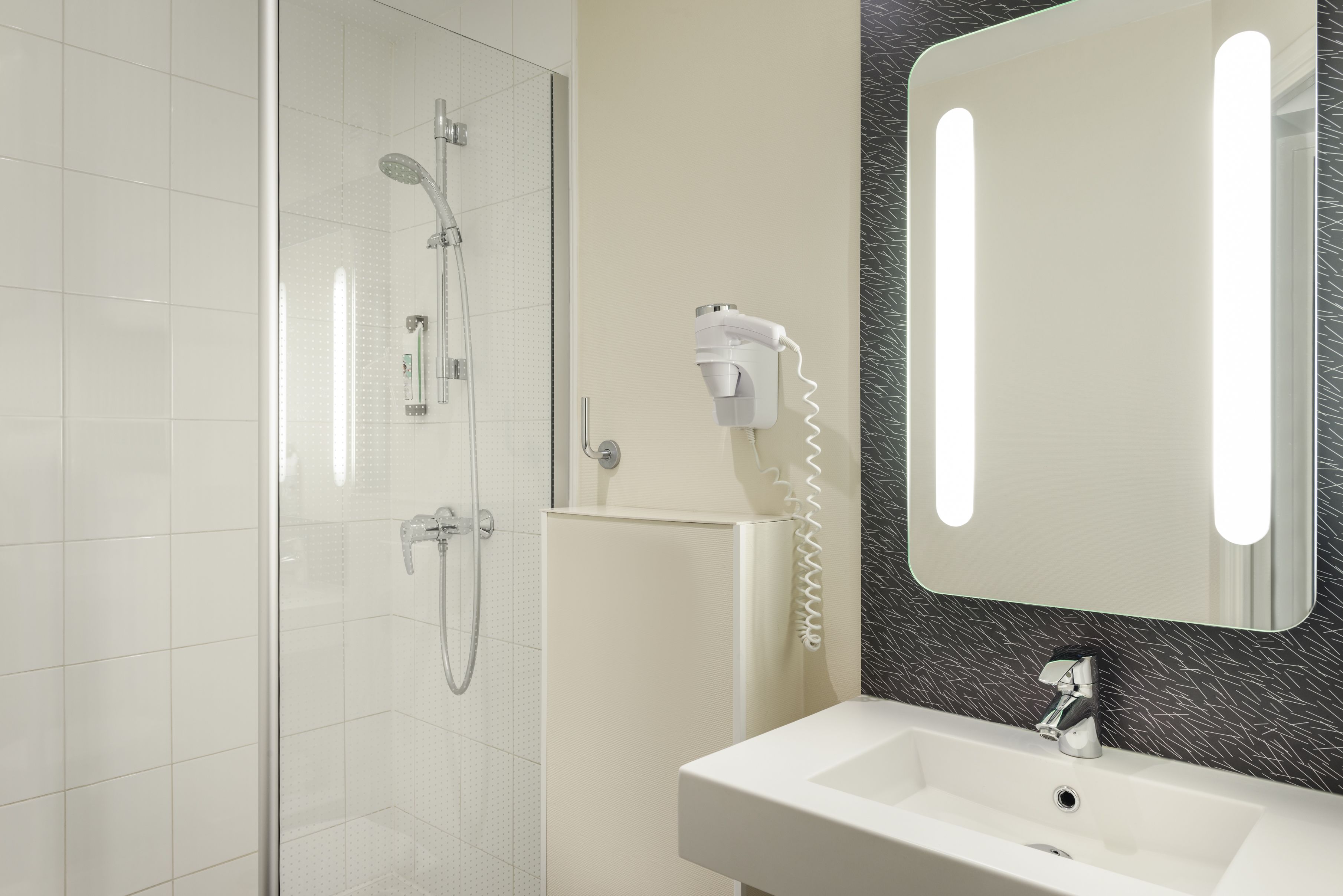 Douche, articles de toilette écologiques, sèche-cheveux