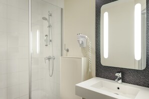 Shower, eco-friendly toiletries, hair dryer, towels - ibis Geneve Centre Lac (Geneva)