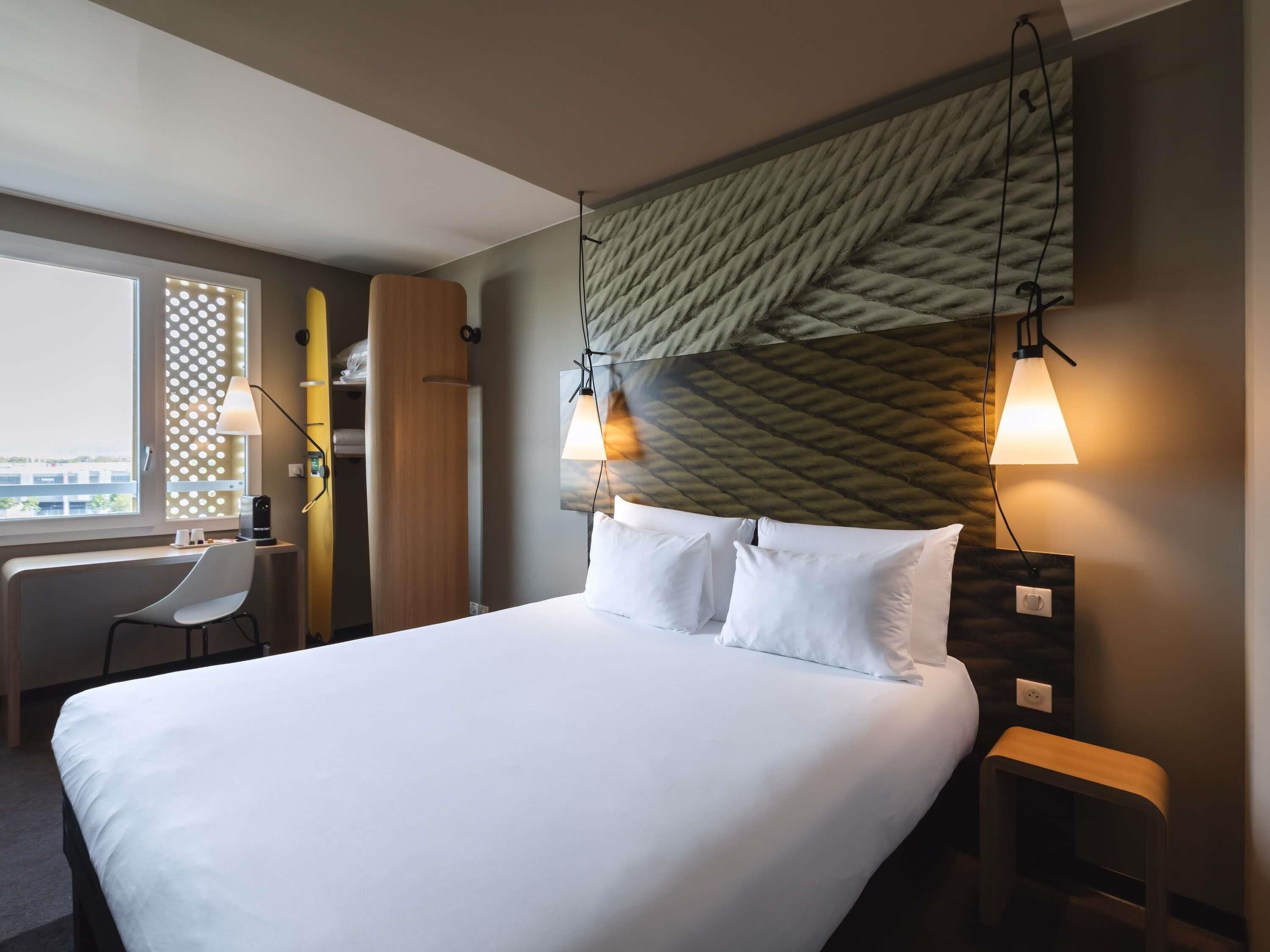 Quarto conforto, 1 cama de casal | Escrivaninha, berços grátis, Wi-Fi de cortesia, roupa de cama