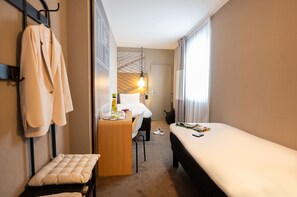 Habitación con 2 camas individuales, 2 camas individuales | Escritorio, cunas gratuitas, wifi gratis y ropa de cama