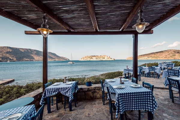 3 restaurants; lunch and dinner served