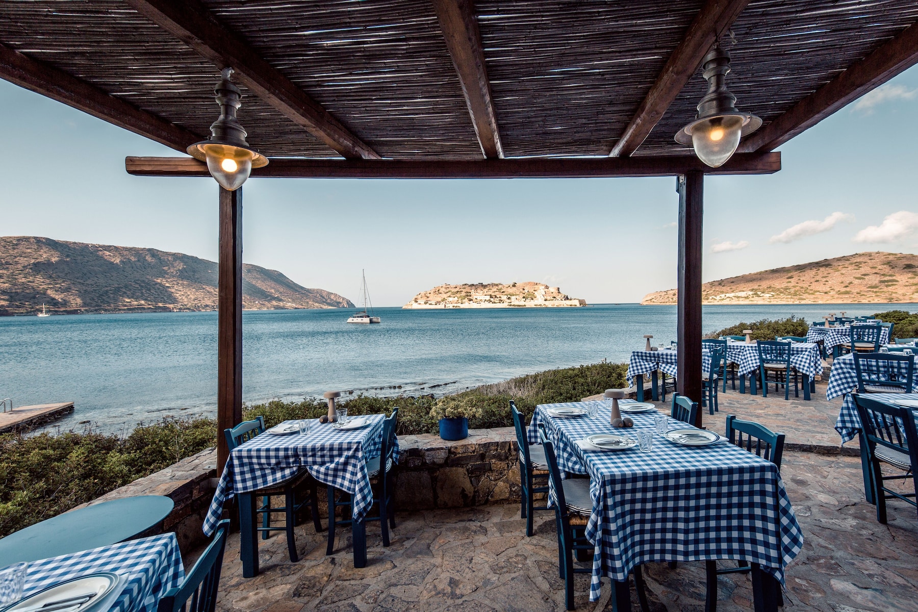 3 restaurants; breakfast, lunch and dinner served
