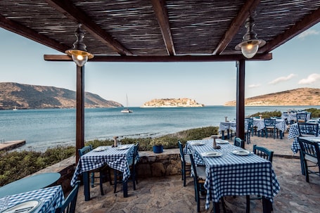 3 restaurants, lunch served