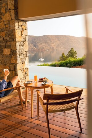 Suite, Meerblick (Island, Private Heated Pool) | Wohnbereich | Fernseher, Bücher, Pay-TV