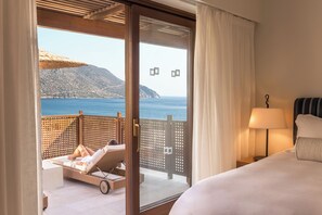 Suite Deluxe, vista al mar | Ropa de cama de alta calidad y minibar 