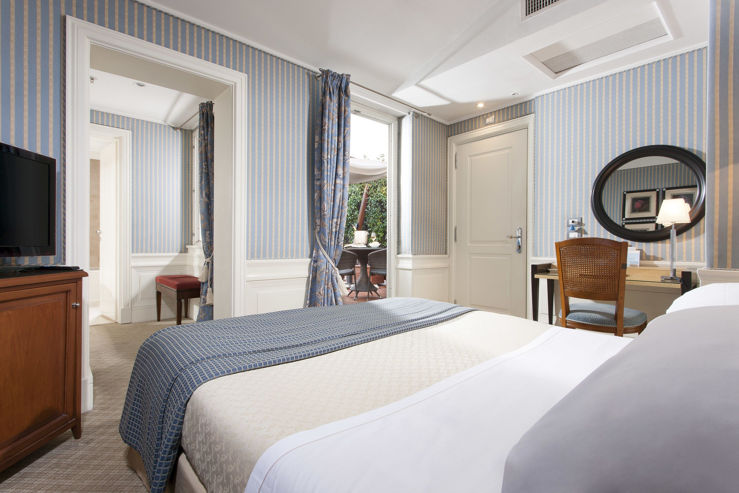 Roba de llit d'alta qualitat, cobrellits i caixa forta a l'habitació 