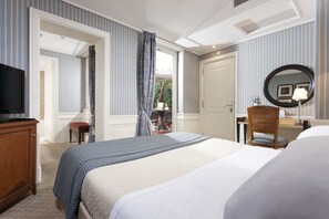 Hochwertige Bettwaren, Daunenbettdecken, Zimmersafe, Schreibtisch