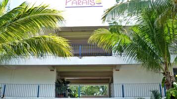 Vista frontal de la propiedad