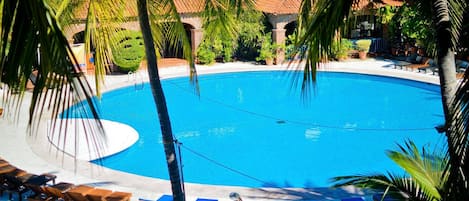 Una piscina al aire libre