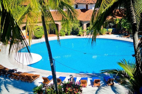 Outdoor pool. Hotel Villas Paraíso