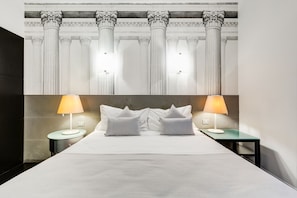 Premium bedding, minibar, in-room safe, individually decorated - Residenza A the small Art Hotel (Rome)