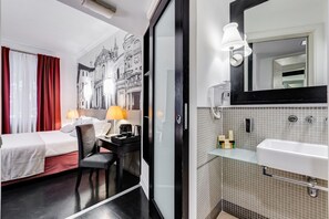 Shower, pancuran hujan, perlengkapan mandi gratis, dan pengering rambut