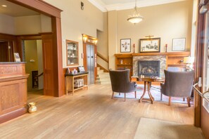 Interior entrance - Hotel Elliott (Astoria)