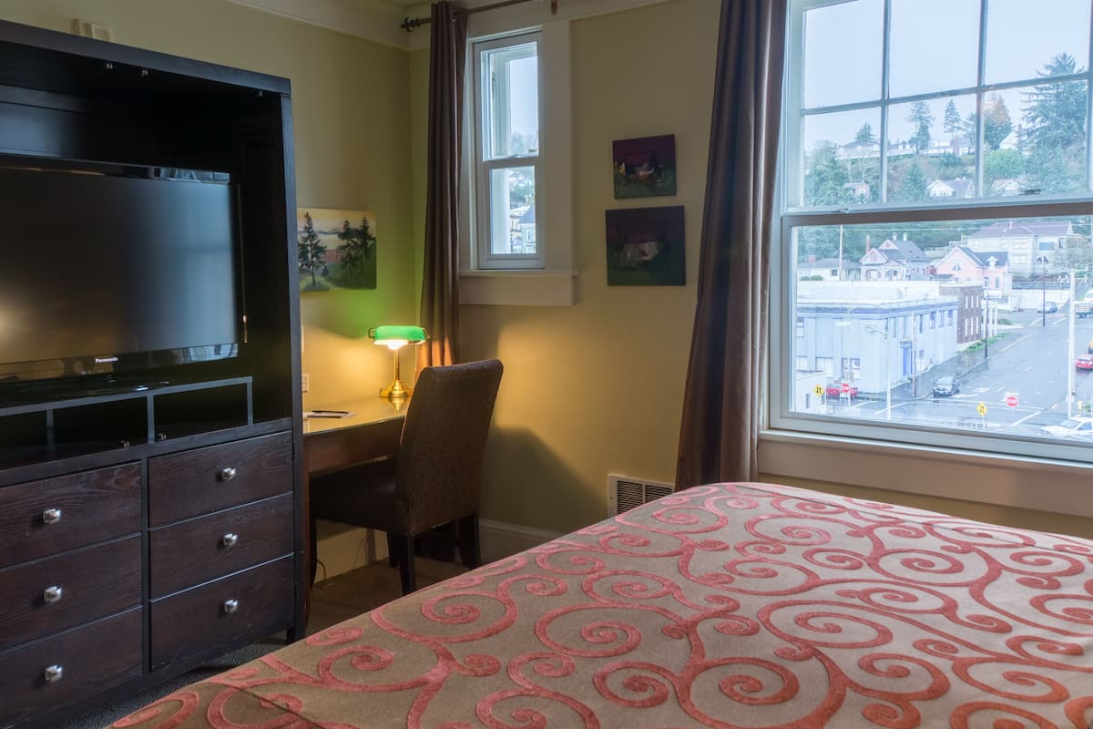 1 bedroom, premium bedding, pillow-top beds, desk