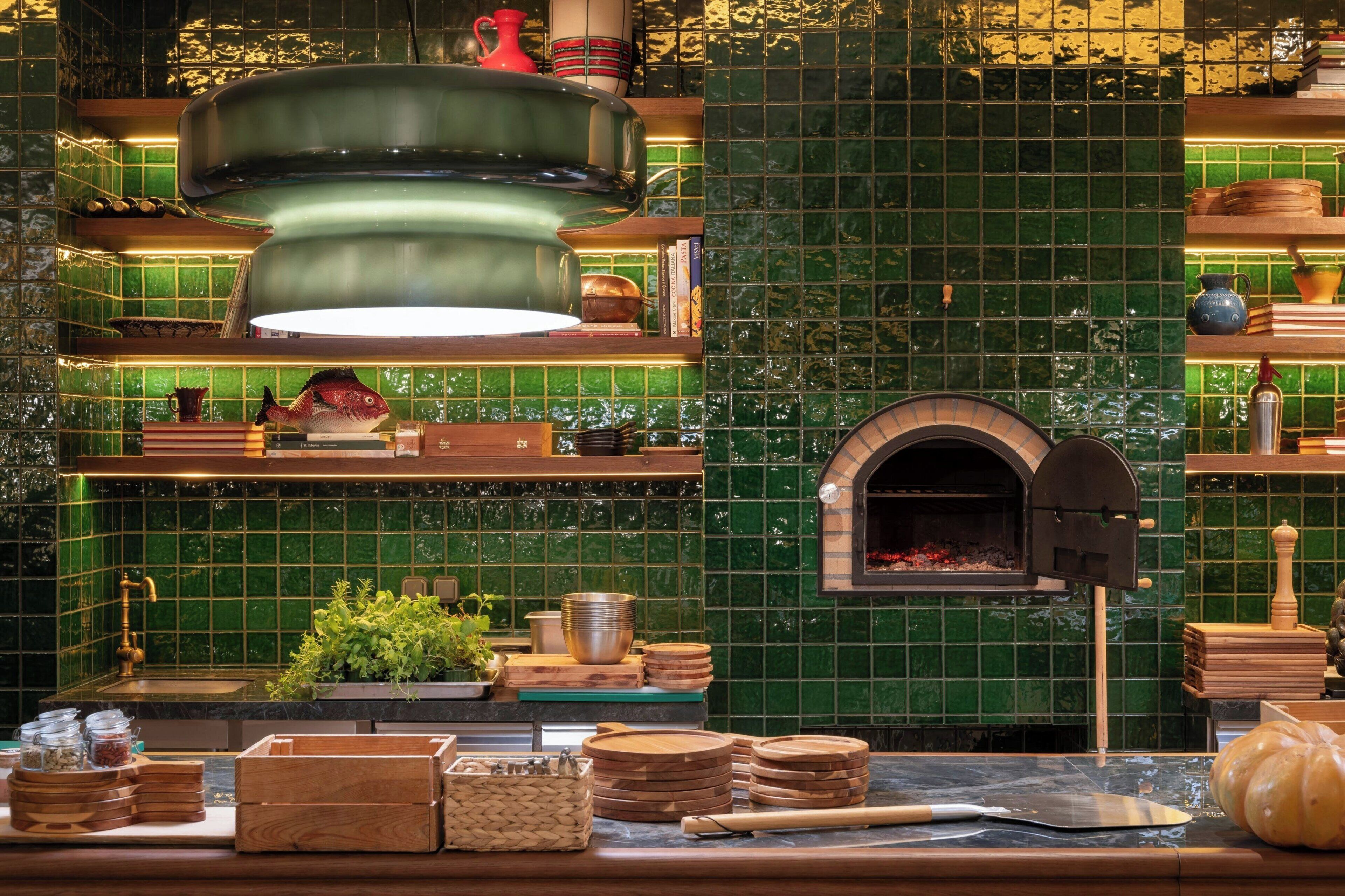 2 restaurants, breakfast, dinner served; international cuisine