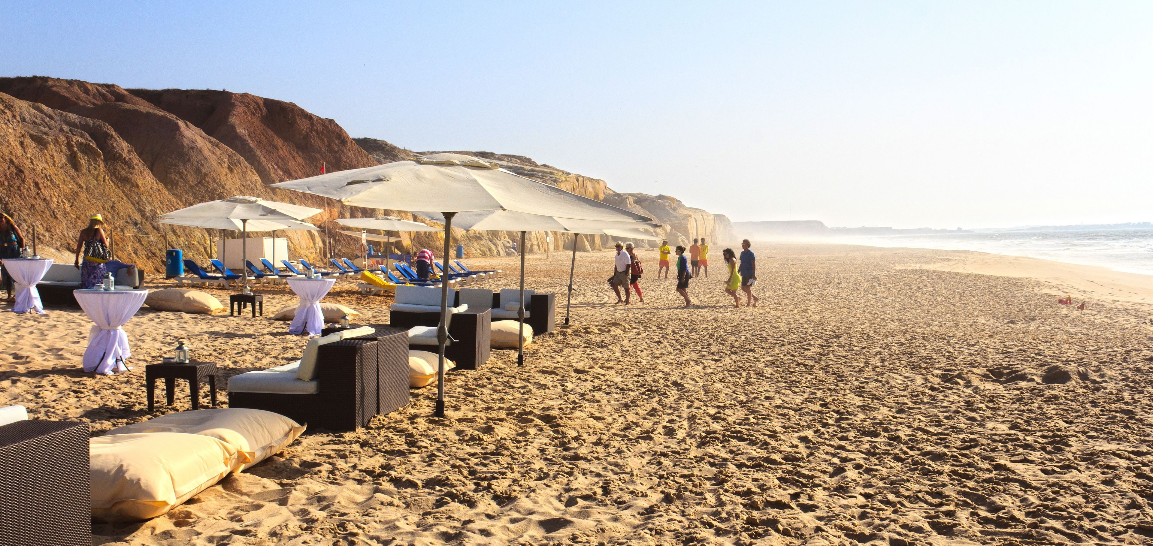 beach nearby, white sand, sun-loungers, beach umbrellas