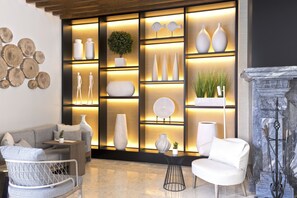 Lobby lounge, ocean views, open daily