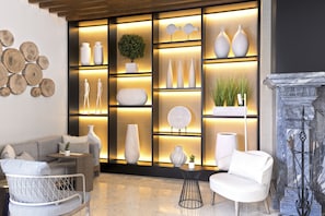 Lobby lounge, ocean views, open daily