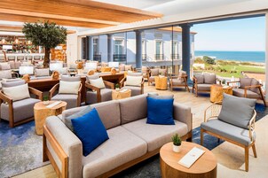 Salón en el lobby, con vista al mar, abre todos los días